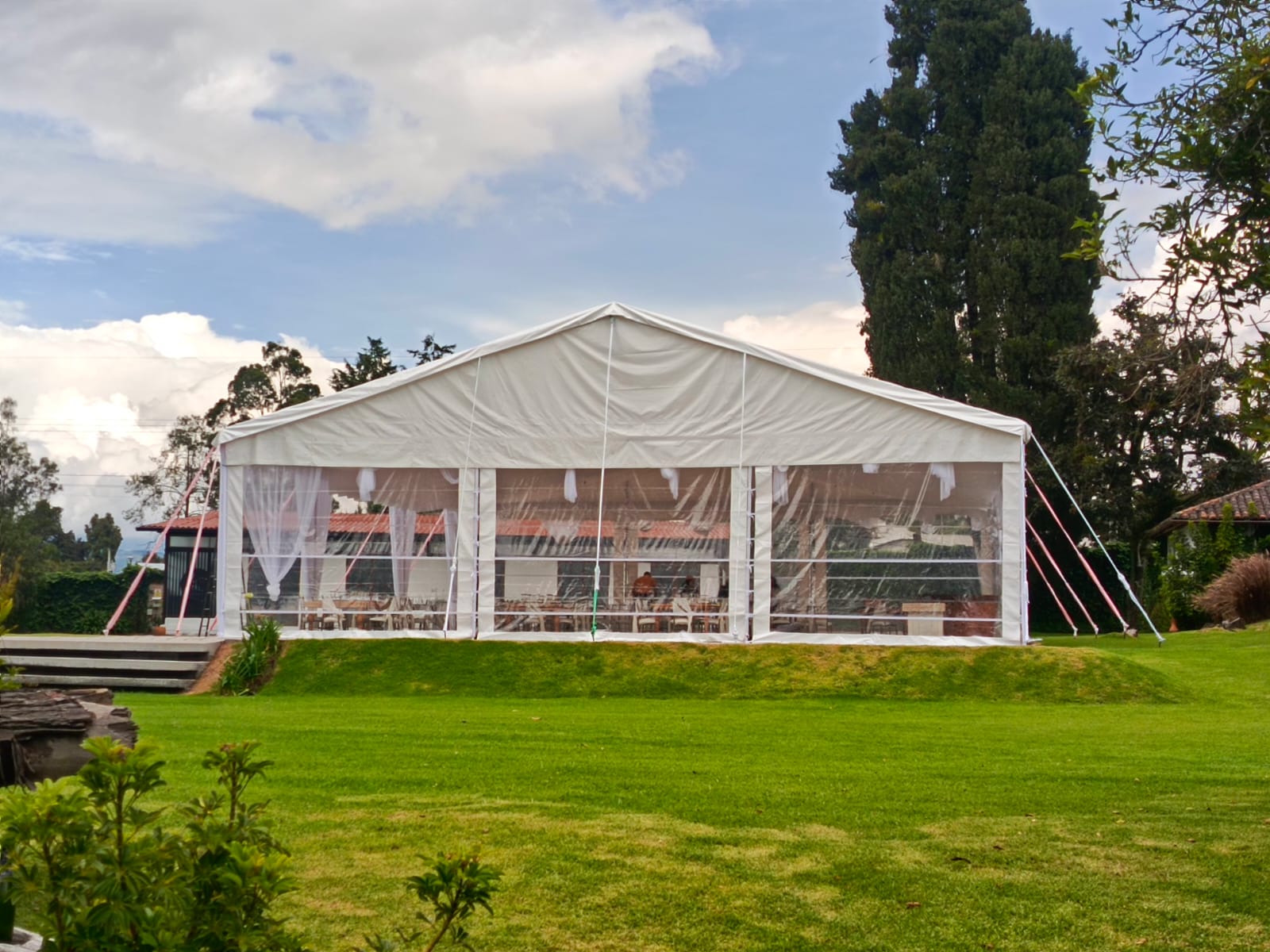 Instalación de carpa para boda
